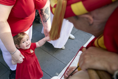 Fotos de la salida de la Comparsa de Gigantes y Cabezudos este 8 de julio de San Fermín 2026