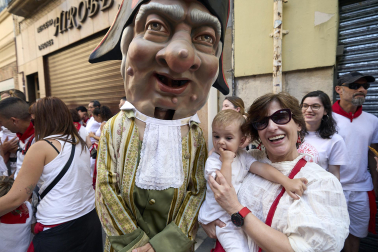 Fotos de la salida de la Comparsa de Gigantes y Cabezudos este 8 de julio de San Fermín 2026