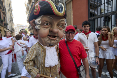 Fotos de la salida de la Comparsa de Gigantes y Cabezudos este 8 de julio de San Fermín 2026