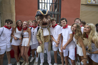 Fotos de la salida de la Comparsa de Gigantes y Cabezudos este 8 de julio de San Fermín 2026