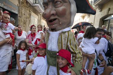 Fotos de la salida de la Comparsa de Gigantes y Cabezudos este 8 de julio de San Fermín 2026