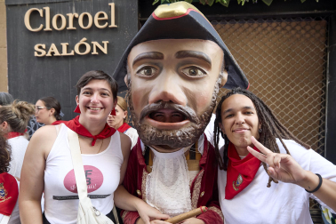 Fotos de la salida de la Comparsa de Gigantes y Cabezudos este 8 de julio de San Fermín 2026