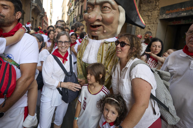Fotos de la salida de la Comparsa de Gigantes y Cabezudos este 8 de julio de San Fermín 2026