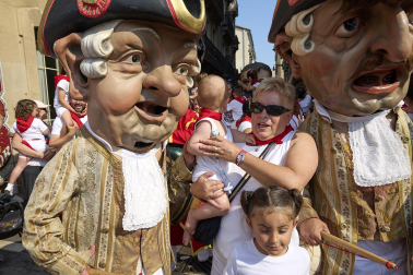 Fotos de la salida de la Comparsa de Gigantes y Cabezudos este 8 de julio de San Fermín 2026