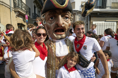 Fotos de la salida de la Comparsa de Gigantes y Cabezudos este 8 de julio de San Fermín 2026