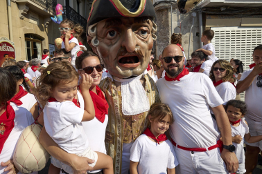 Fotos de la salida de la Comparsa de Gigantes y Cabezudos este 8 de julio de San Fermín 2026