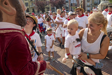 Fotos de la salida de la Comparsa de Gigantes y Cabezudos este 8 de julio de San Fermín 2026
