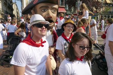 Fotos de la salida de la Comparsa de Gigantes y Cabezudos este 8 de julio de San Fermín 2026