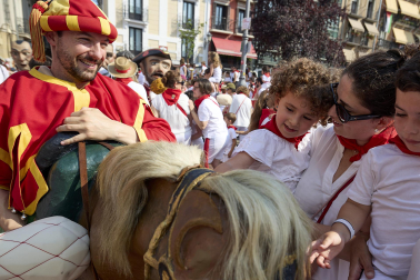 Fotos de la salida de la Comparsa de Gigantes y Cabezudos este 8 de julio de San Fermín 2026