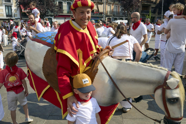 Fotos de la salida de la Comparsa de Gigantes y Cabezudos este 8 de julio de San Fermín 2026