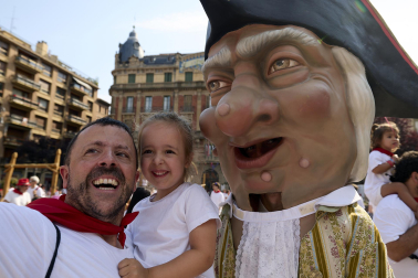 Fotos de la salida de la Comparsa de Gigantes y Cabezudos este 8 de julio de San Fermín 2026