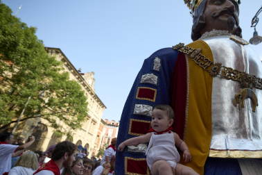 Fotos de la salida de la Comparsa de Gigantes y Cabezudos este 8 de julio de San Fermín 2026