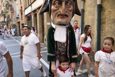Fotos de la salida de la Comparsa de Gigantes y Cabezudos este 8 de julio de San Fermín 2026