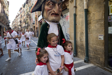 Fotos de la salida de la Comparsa de Gigantes y Cabezudos este 8 de julio de San Fermín 2026