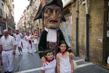 Fotos de la salida de la Comparsa de Gigantes y Cabezudos este 8 de julio de San Fermín 2026