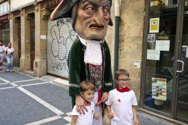 Fotos de la salida de la Comparsa de Gigantes y Cabezudos este 8 de julio de San Fermín 2026