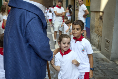 Fotos de la salida de la Comparsa de Gigantes y Cabezudos este 8 de julio de San Fermín 2026
