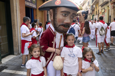 Fotos de la salida de la Comparsa de Gigantes y Cabezudos este 8 de julio de San Fermín 2026