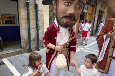 Fotos de la salida de la Comparsa de Gigantes y Cabezudos este 8 de julio de San Fermín 2026