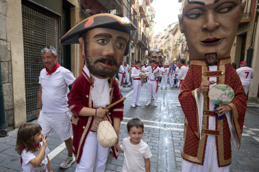 Fotos de la salida de la Comparsa de Gigantes y Cabezudos este 8 de julio de San Fermín 2026