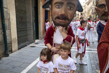 Fotos de la salida de la Comparsa de Gigantes y Cabezudos este 8 de julio de San Fermín 2026