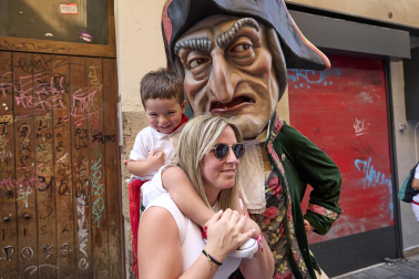 Fotos de la salida de la Comparsa de Gigantes y Cabezudos este 8 de julio de San Fermín 2026
