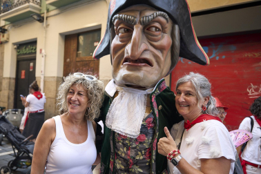 Fotos de la salida de la Comparsa de Gigantes y Cabezudos este 8 de julio de San Fermín 2026