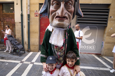 Fotos de la salida de la Comparsa de Gigantes y Cabezudos este 8 de julio de San Fermín 2026