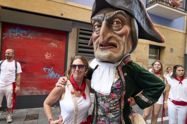 Fotos de la salida de la Comparsa de Gigantes y Cabezudos este 8 de julio de San Fermín 2026