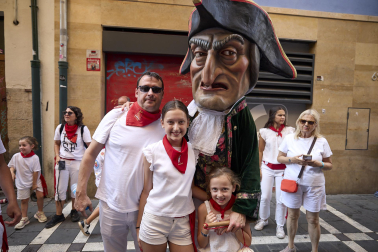 Fotos de la salida de la Comparsa de Gigantes y Cabezudos este 8 de julio de San Fermín 2026