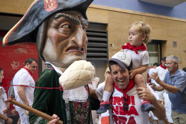 Fotos de la salida de la Comparsa de Gigantes y Cabezudos este 8 de julio de San Fermín 2026