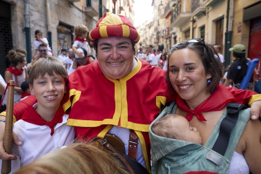 Fotos de la salida de la Comparsa de Gigantes y Cabezudos este 8 de julio de San Fermín 2026
