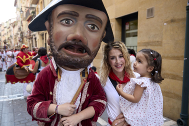 Fotos de la salida de la Comparsa de Gigantes y Cabezudos este 8 de julio de San Fermín 2026