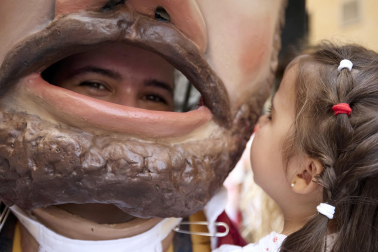 Fotos de la salida de la Comparsa de Gigantes y Cabezudos este 8 de julio de San Fermín 2026