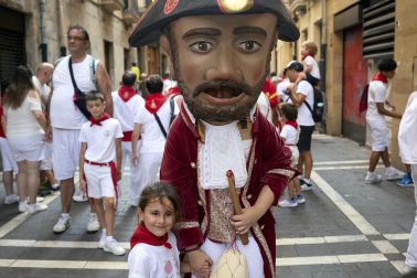 Fotos de la salida de la Comparsa de Gigantes y Cabezudos este 8 de julio de San Fermín 2026