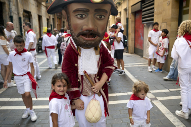 Fotos de la salida de la Comparsa de Gigantes y Cabezudos este 8 de julio de San Fermín 2026