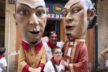 Fotos de la salida de la Comparsa de Gigantes y Cabezudos este 8 de julio de San Fermín 2026