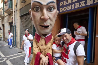 Fotos de la salida de la Comparsa de Gigantes y Cabezudos este 8 de julio de San Fermín 2026
