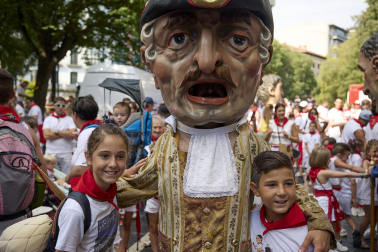 Fotos de la salida de la Comparsa de Gigantes y Cabezudos este 8 de julio de San Fermín 2026