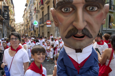 Fotos de la salida de la Comparsa de Gigantes y Cabezudos este 8 de julio de San Fermín 2026