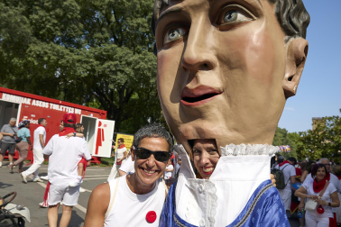 Fotos de la salida de la Comparsa de Gigantes y Cabezudos este 8 de julio de San Fermín 2026