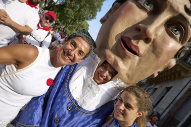 Fotos de la salida de la Comparsa de Gigantes y Cabezudos este 8 de julio de San Fermín 2026
