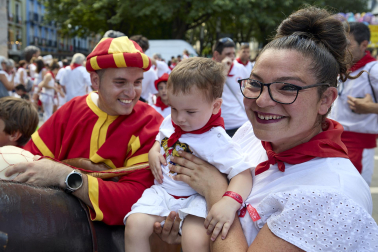Fotos de la salida de la Comparsa de Gigantes y Cabezudos este 8 de julio de San Fermín 2026