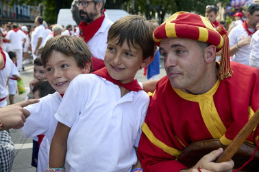 Fotos de la salida de la Comparsa de Gigantes y Cabezudos este 8 de julio de San Fermín 2026
