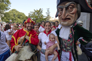 Fotos de la salida de la Comparsa de Gigantes y Cabezudos este 8 de julio de San Fermín 2026