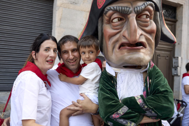 Fotos de la salida de la Comparsa de Gigantes y Cabezudos este 8 de julio de San Fermín 2026