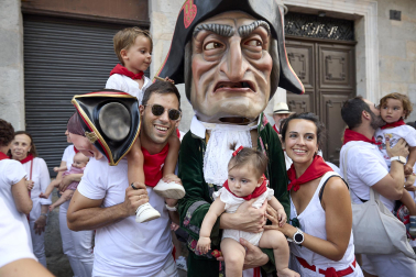 Fotos de la salida de la Comparsa de Gigantes y Cabezudos este 8 de julio de San Fermín 2026