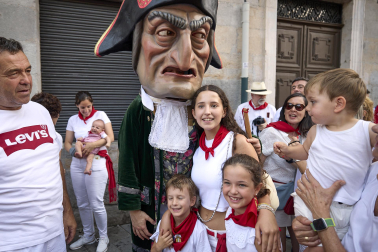 Fotos de la salida de la Comparsa de Gigantes y Cabezudos este 8 de julio de San Fermín 2026