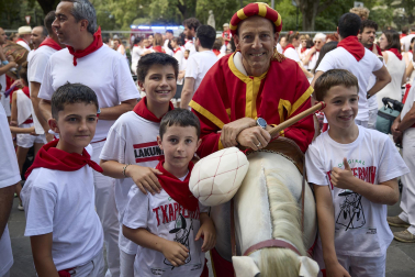 Fotos de la salida de la Comparsa de Gigantes y Cabezudos este 8 de julio de San Fermín 2026