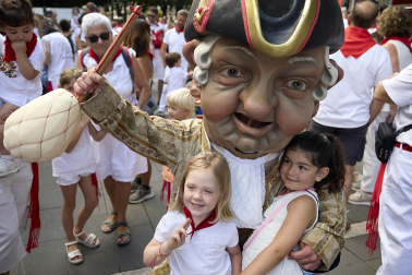 Fotos de la salida de la Comparsa de Gigantes y Cabezudos este 8 de julio de San Fermín 2026